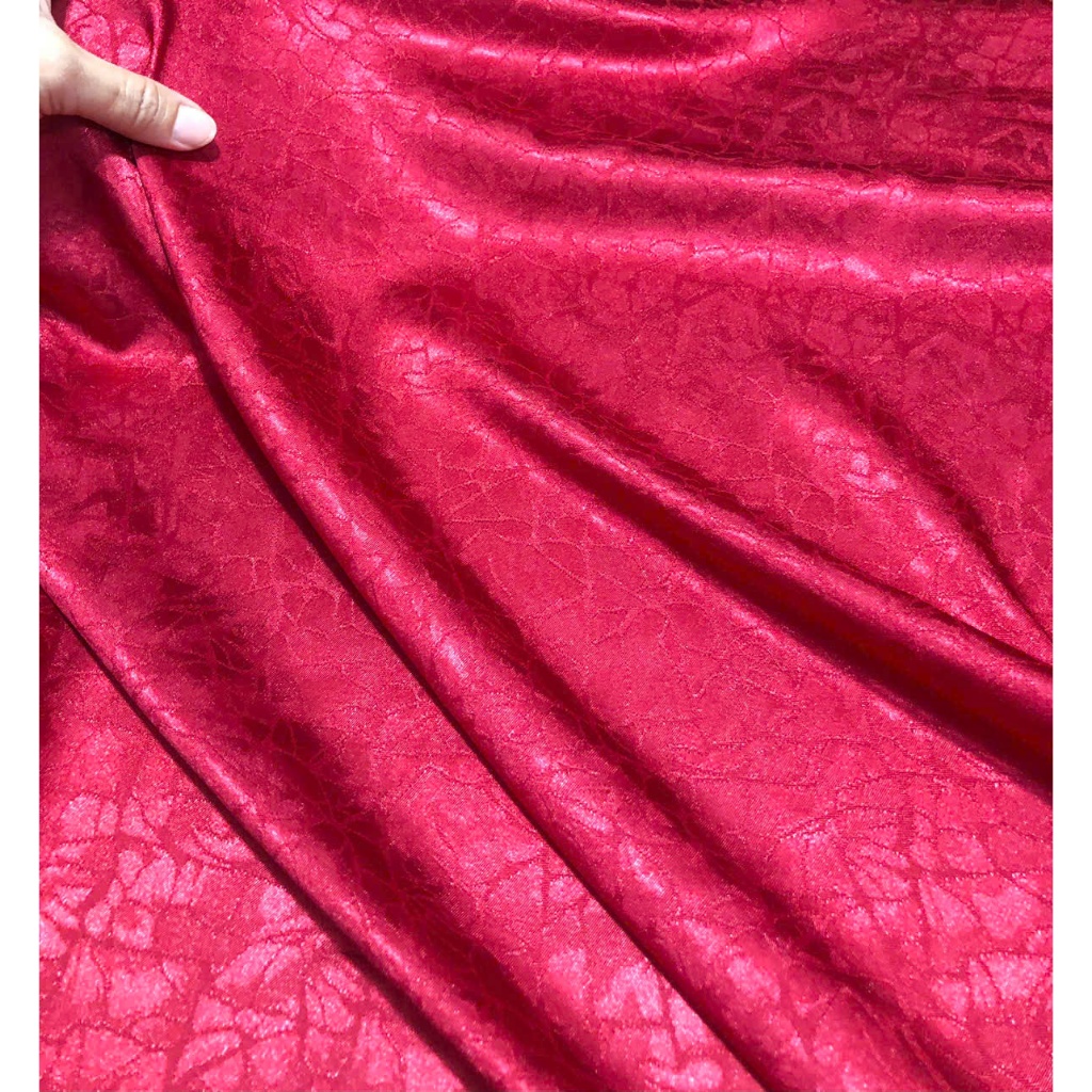 E799 - ผ้าซิลค์โบรเคดลายสีแดงน้ําเงิน (1.95m x 1.5m) ยืด