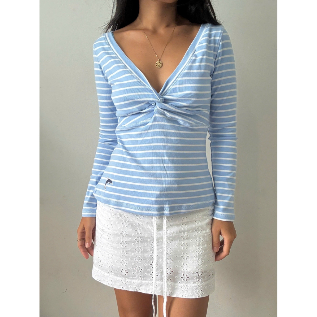 เสื้อยืด LONG-SLEEVE WITH SPIRAL V-NECKLACE WITH DOLPHIN EMBROIDERED