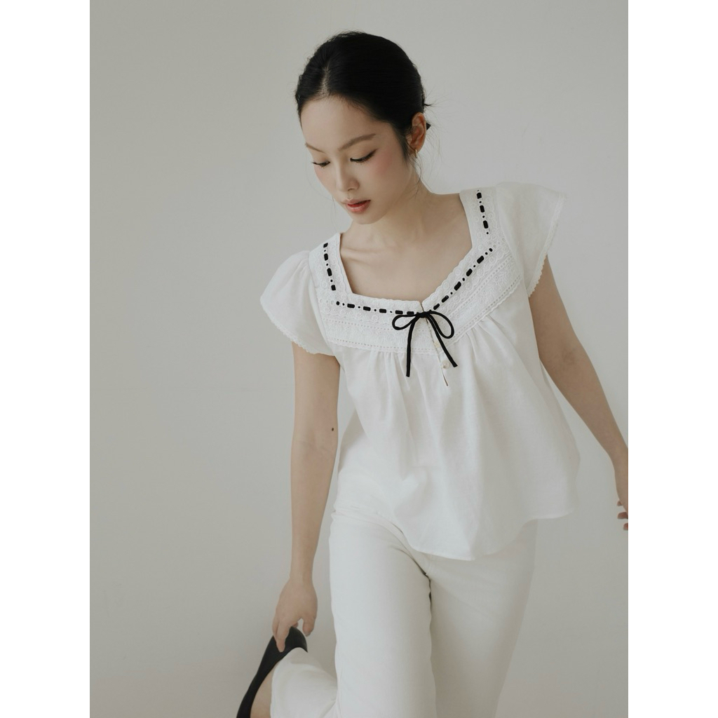AOEM STUDIOS | NATALIE LINEN TOP - เสื้อสตรีผ้าลินินพัฟแขนสแควร์คอลูกไม้ผ้าฝ้ายผ้าลินิน