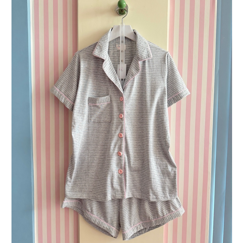 MOLLYE - LAUREN PIJAMA| ชุดชุดนอนลายทางสีเทา Freesize ชุดอยู่บ้าน วัสดุ Cotton