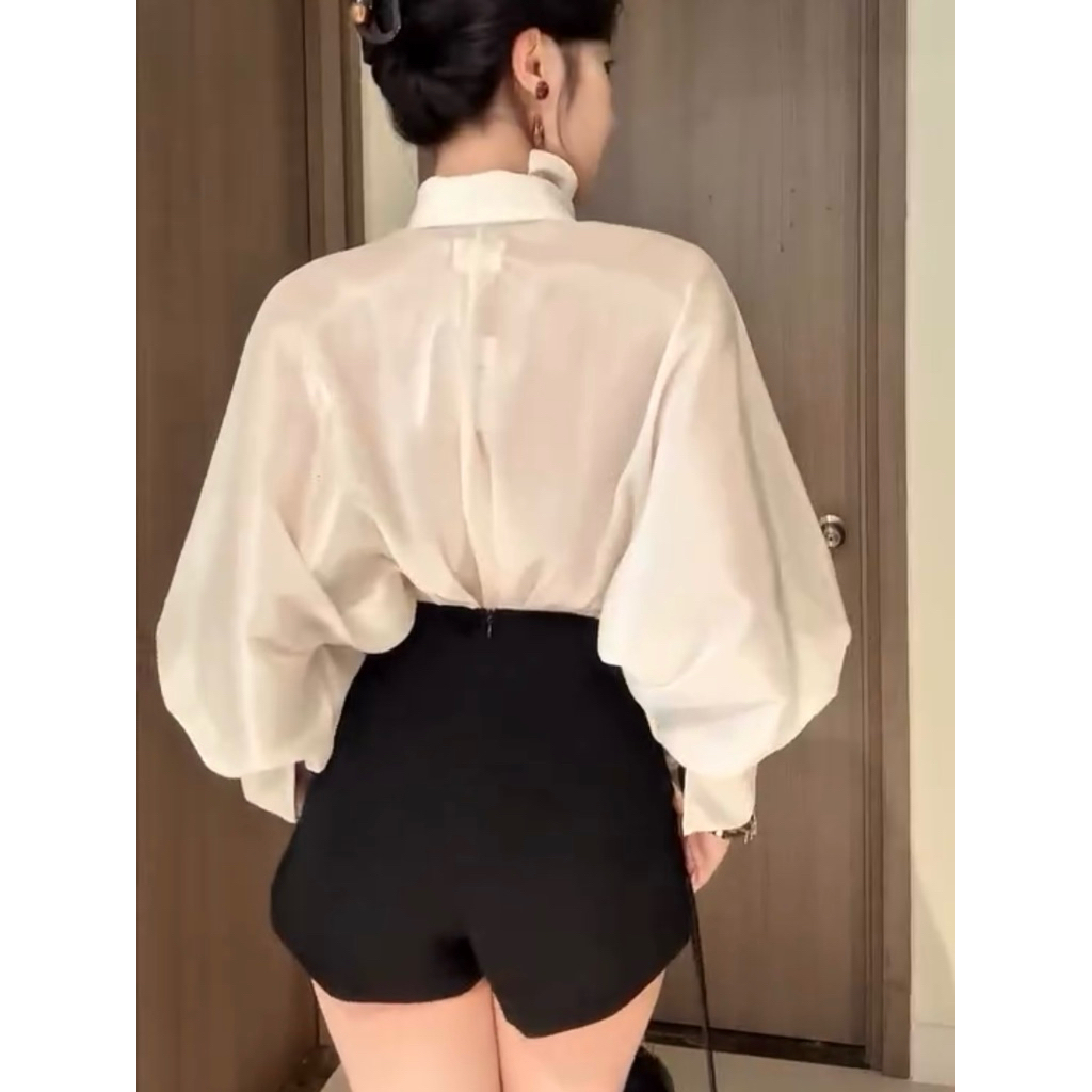 ชุดเสื้อ NPLUS BAT-WING SLEEVE BUNIE ในผ้า SHINY SILK พร้อมกางเกงขาสั้นเอวสูงสีดําขั้นพื้นฐานพร้อมกร