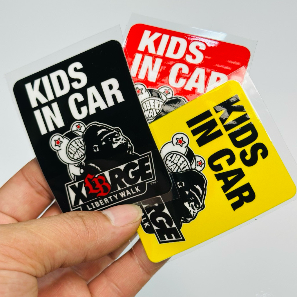 ตราประทับ KIDS IN CAR ผลิตจากวัสดุ UV DTF มี 2 ขนาดให้เลือก (ขนาดใหญ่: N: 8.5cm x H: 11.5cm ขนาดเล็ก