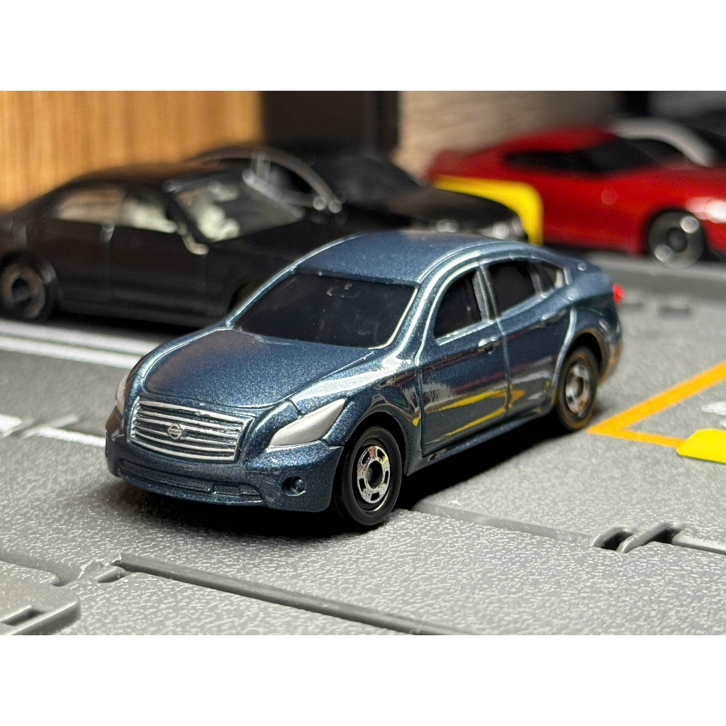 Tomica No.8 Nissan Fuga 1/64 (รอยเล็ก ไม่มีกล่อง)