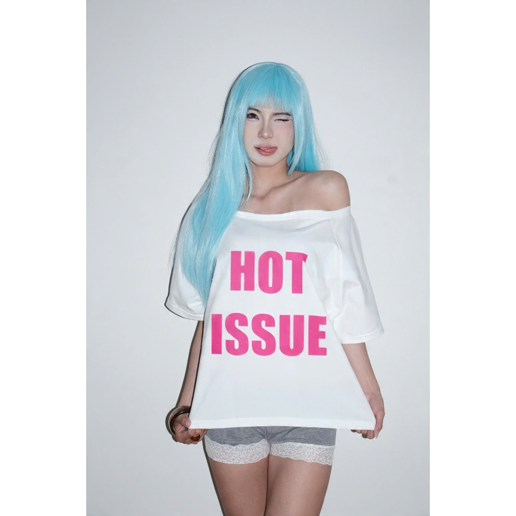 ลิเอ็มเอฟซัม | เสื้อยืดเปิดไหล่ผู้หญิงมีคําHOT ISSUE พิมพ์ลาย - HOT ISSUE Ver1