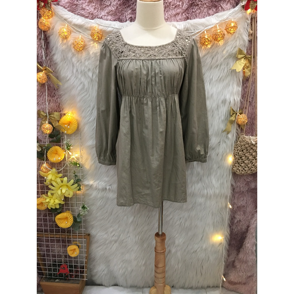 (A203) ️เสื้อคอเหลี่ยมลูกไม้ปัก - หนังขัดเงา 2 แขน - ยี่ห้อ UNIQLO - Size M ki