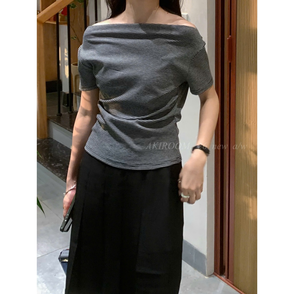 อากิรูม | เสื้อยืดลายขวางเว้าไหล่เก็บเอว9596