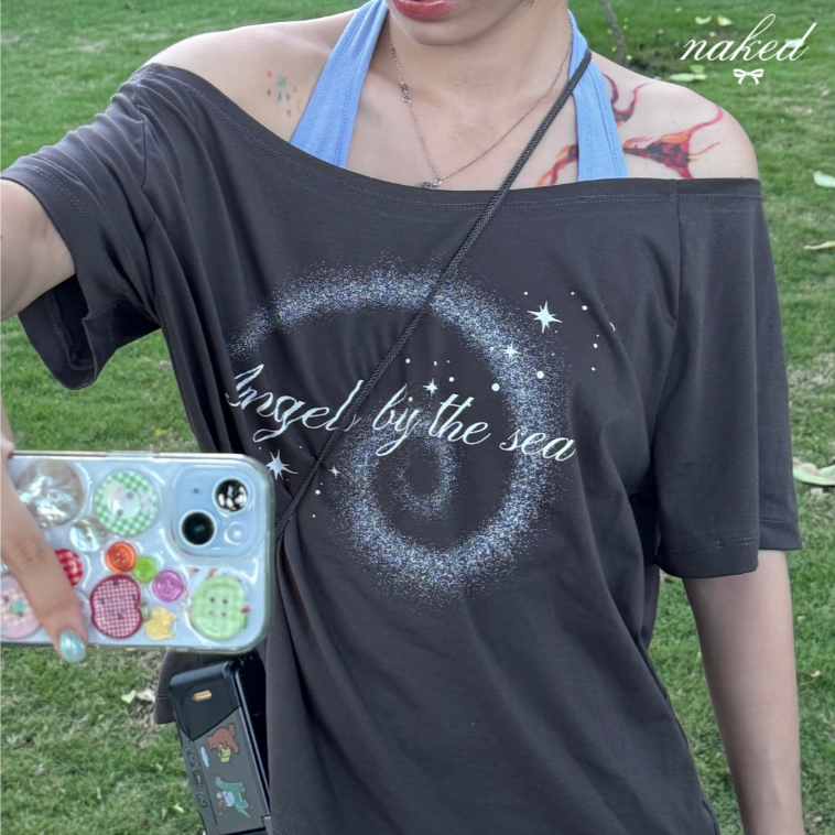 เสื้อยืดเปิดไหล่ผู้หญิง NAKEDbyV เสื้อยืดผ้าฝ้ายยืดคอกลมพิมพ์ลายตัวอักษรวินเทจ ANGELS TEE