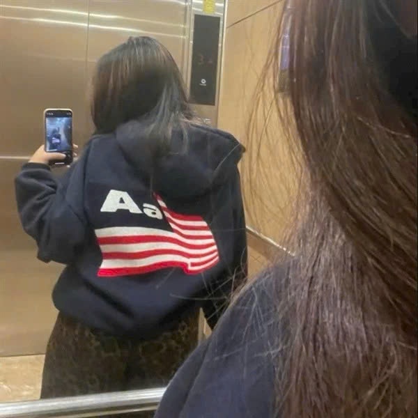 Aastu Wide Form Boxy Zip Hoodie with Flag Shape Extremely ของแท้ Hot Trend SS2025 ตัวอักษร AA