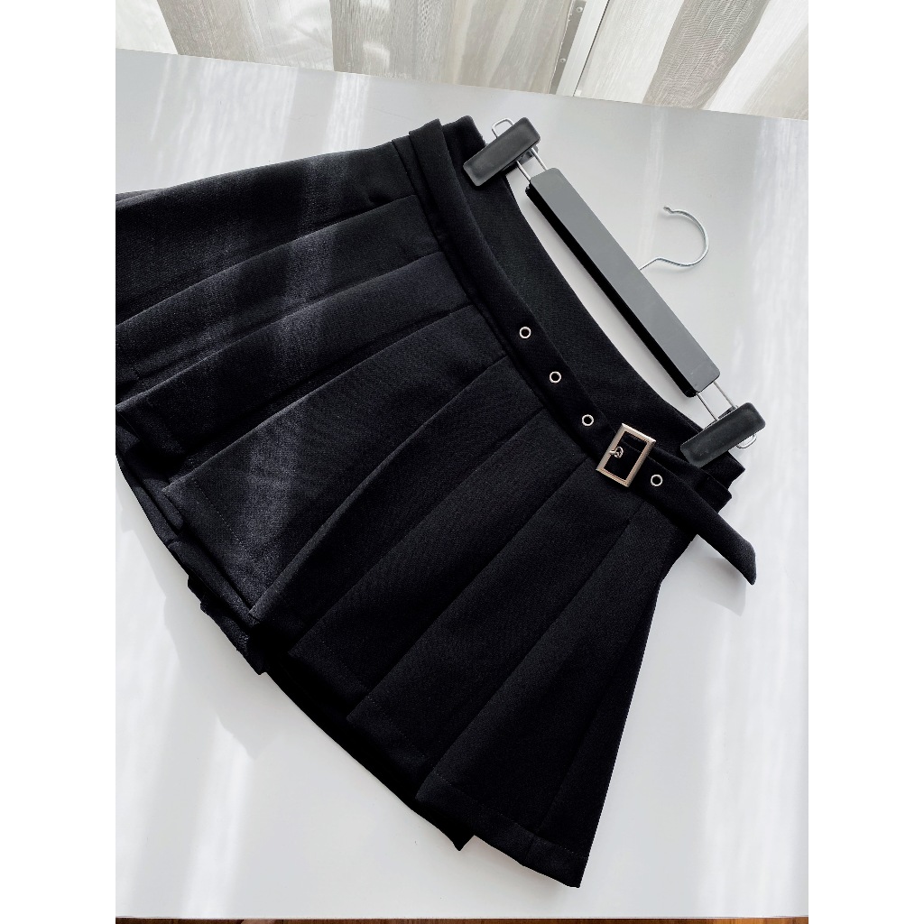 Midnight Skirt - กระโปรงสั้นอัดพลีทสีดําพร้อมเข็มขัด nhien.official BV164