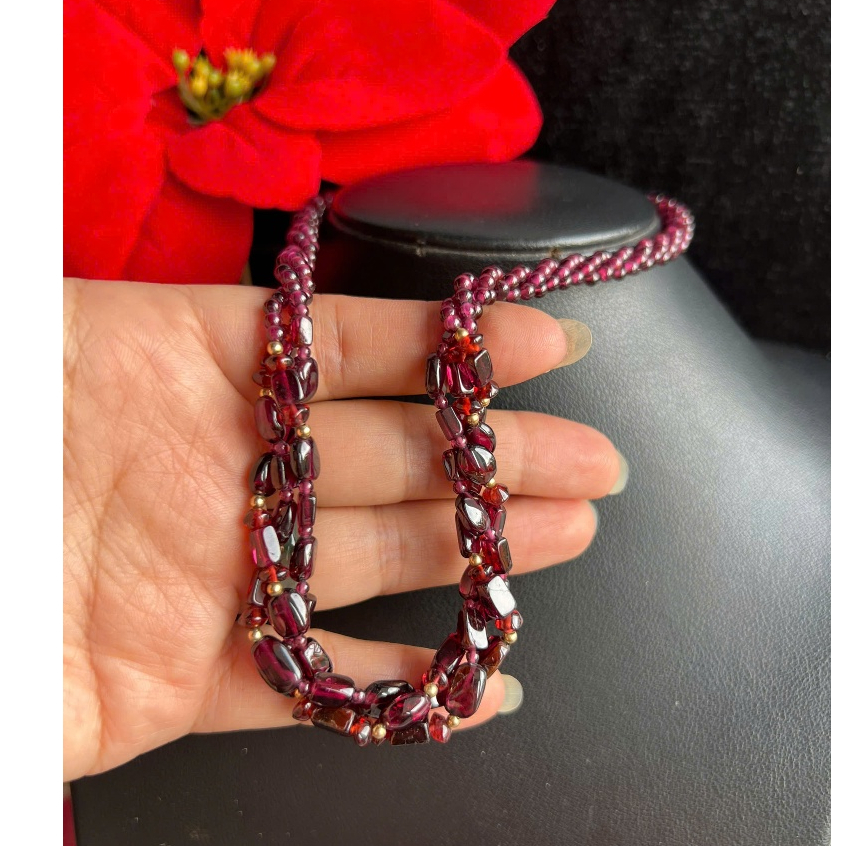 สร้อยคอหยกทับทิม (ga.net) มี 3 เส้นกลมผสมกระบอก 4.5 ถึง 7.8 มม. และลูกทอง 21 2.5 มม. ยาว 44 ซม. หัวเ