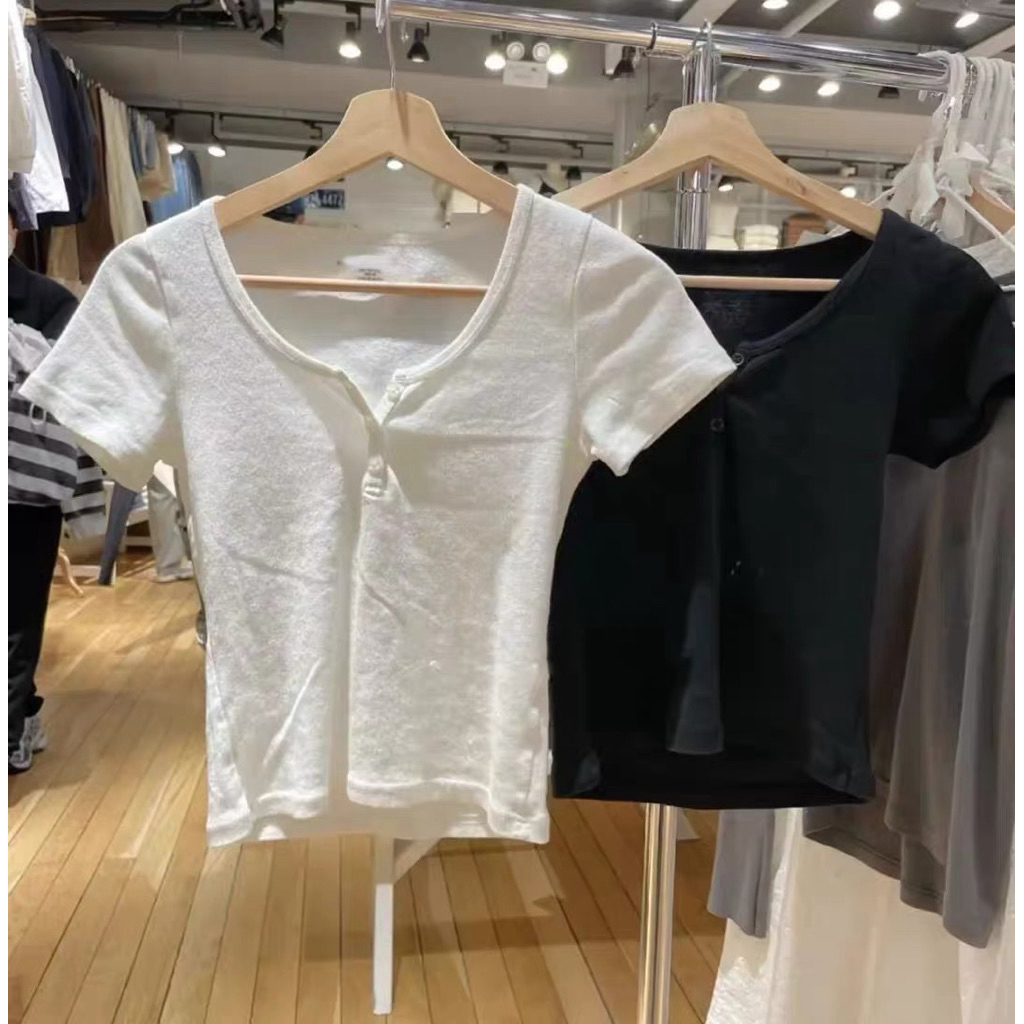 Zelly top - เสื้อยืดทรงสลิมกระดุมอเมริกันคลาสสิกสไตล์ BM เสื้อเชิ้ตแขนสั้นสไตล์สาวฮอตสําหรับผู้หญิง