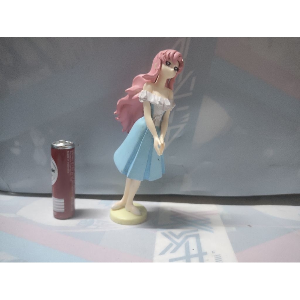 รุ่น Lacus Clyne ในชุดสูทมือถือกันดั้ม