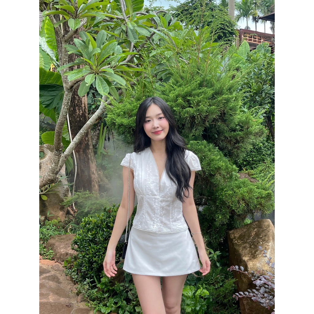 เสื้อผ้า Kenco M2337 เสื้อเบลาส์ลายดอกไม้ปักแนวตั้งคอวี