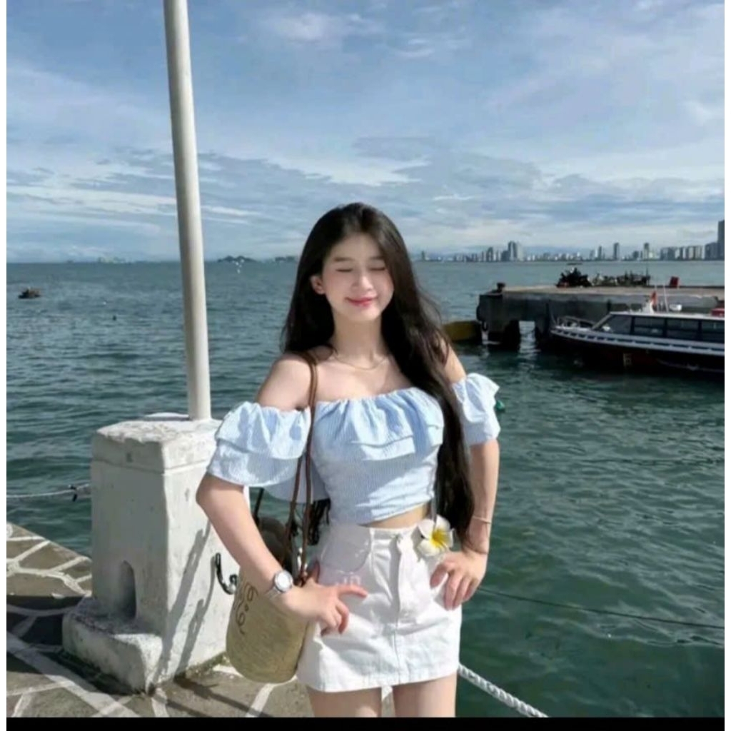 (เสื้ออุ๊ย) เสื้อครอปทรงแบน 2 ชั้นสําหรับผู้หญิงสุดน่ารักไหล่แต่งระบายและเสื้ออกเสริมฟองน้ํา