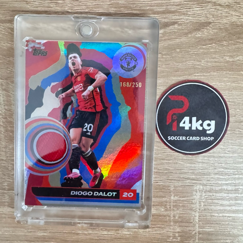 Diogo Dalot เสื้อฟุตบอลการ์ดชิ้นเสื้อ /250 TOPPS MEACHER UNITED TEAM SET 2024/25