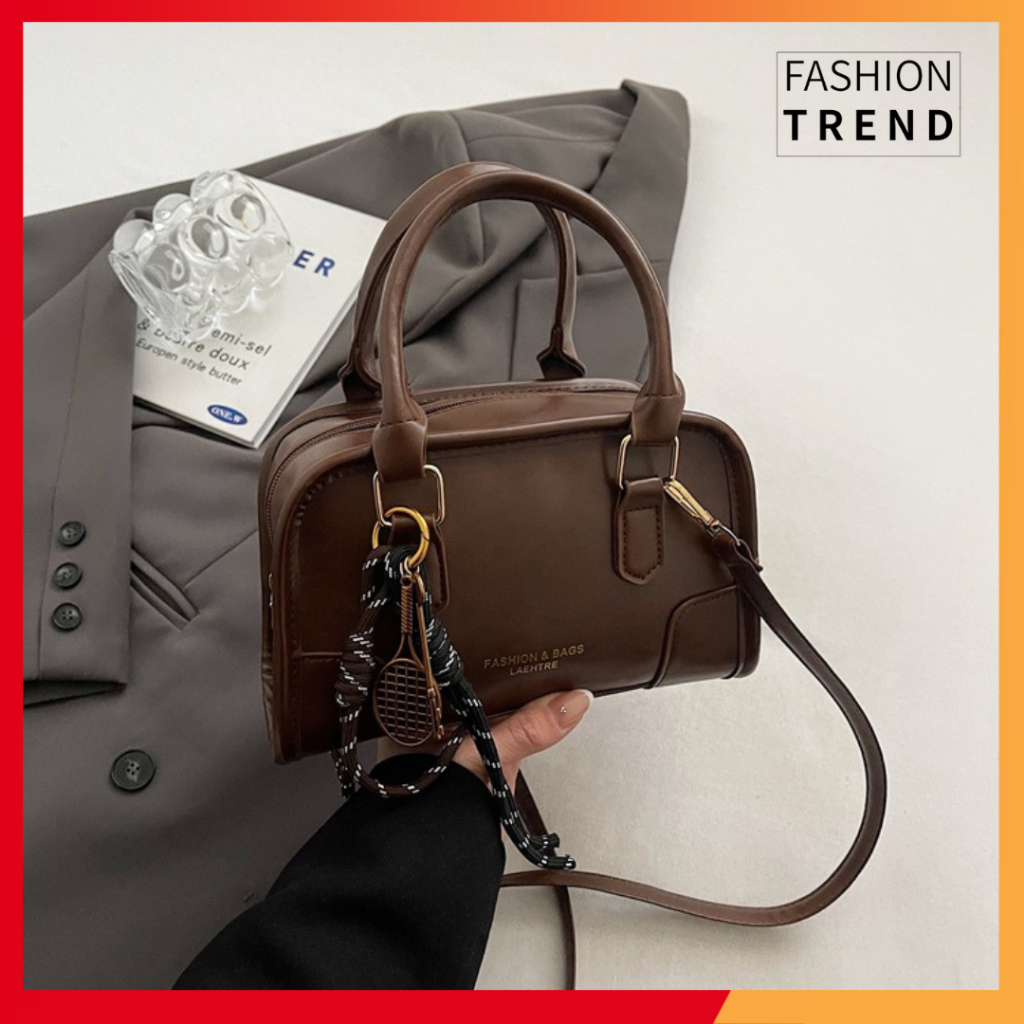 กระเป๋าสะพายข้างหนัง PU สําหรับผู้หญิงพร้อมเครื่องรางระดับพรีเมียม T64
