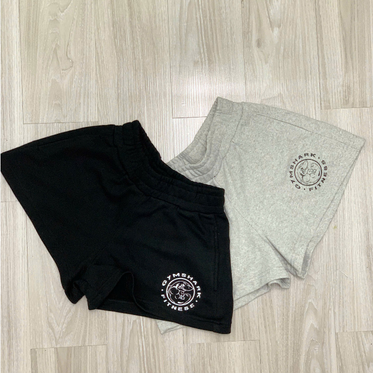 GYMSHARK FITNESS กางเกงยิมขาสั้นผู้หญิง Round Logo ผ้าขาปูสุดเท่