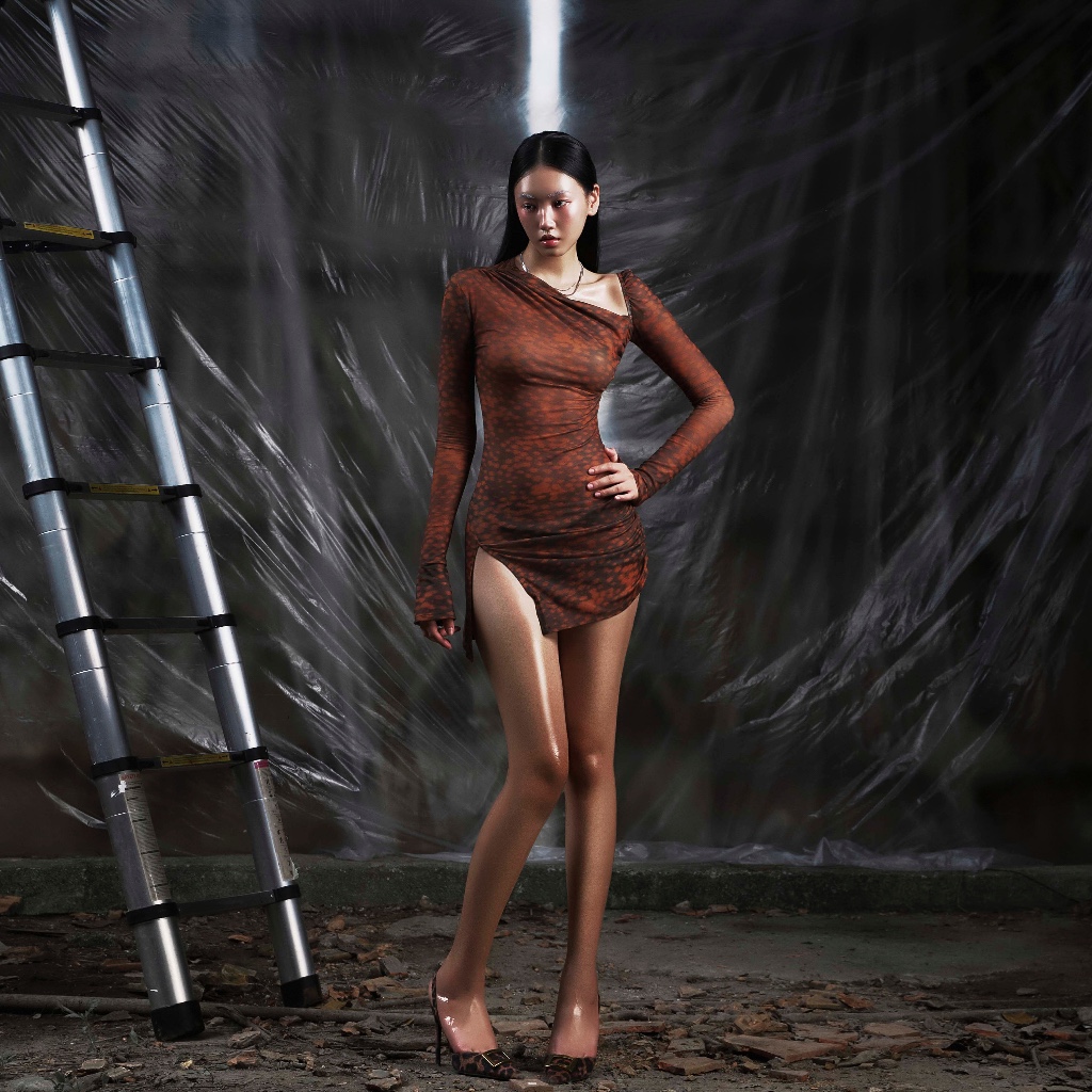 TATICHU - NONEไม่สมมาตร Split Thigh Mini Dress - เดรสตาข่ายปาดไหล่ผ่าต้นขาพิมพ์ลาย