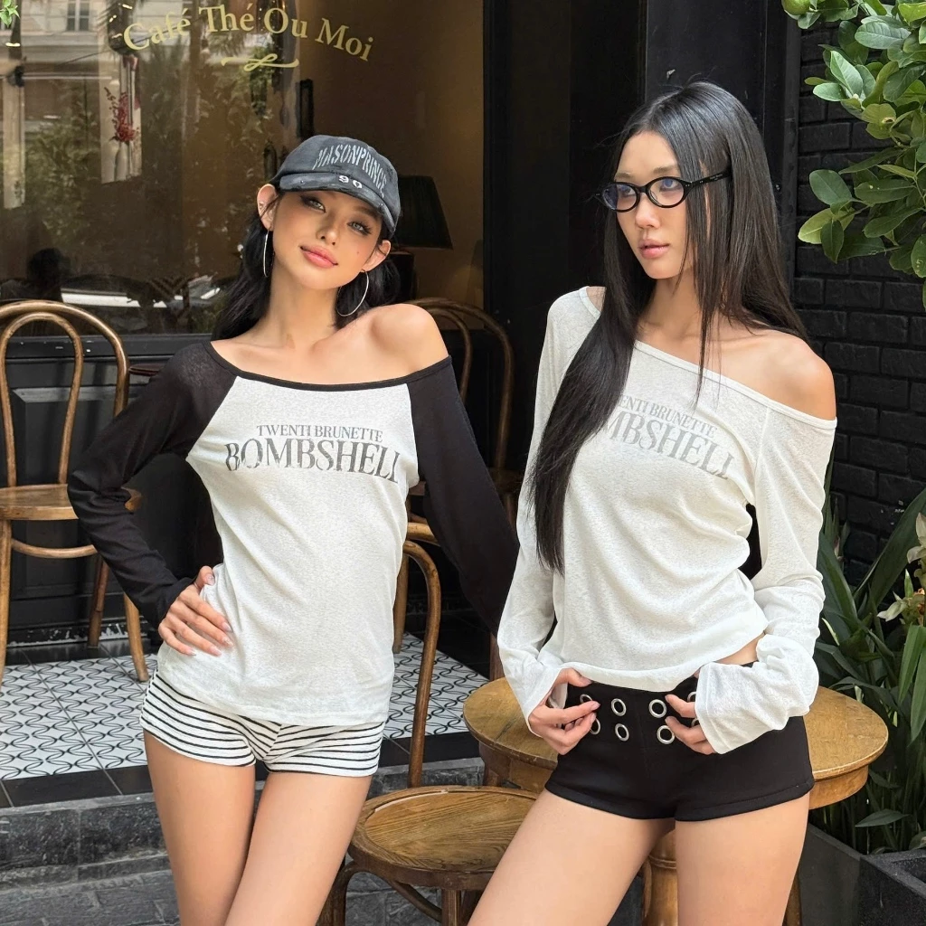 TWENTI เสื้อแขนยาวผ้ายืดบาง ทรงแร็กแลน พิมพ์ตัวอักษร