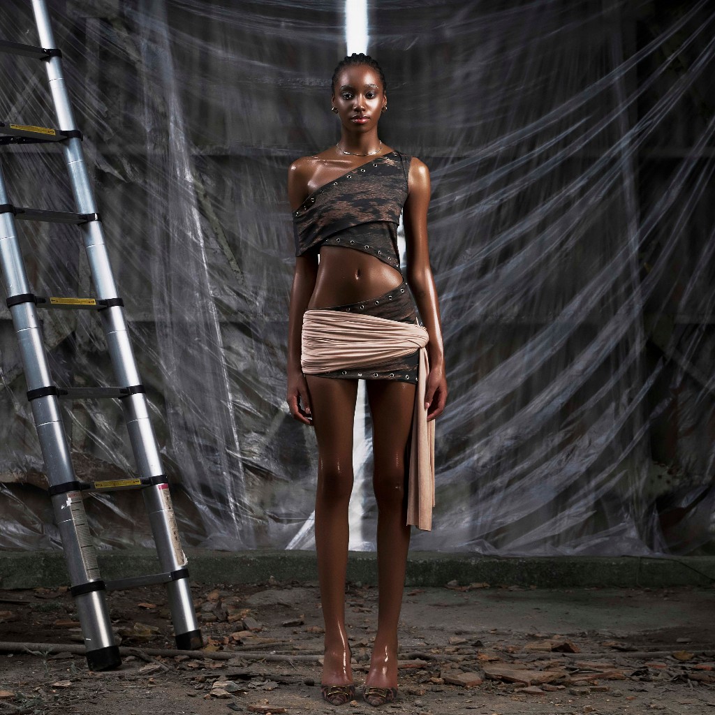 TATICHU - NONE เดรสไหล่เดี่ยวตัดสะโพก - เดรสปาดไหล่เว้าเอว