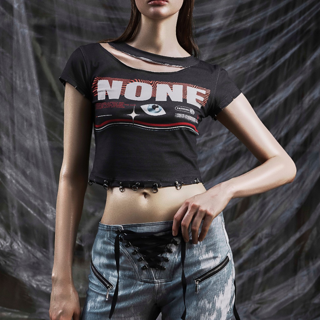 TATICHU - เสื้อยืดคอขาด NONE - เสื้อครอปเปิดไหล่บุคลิกภาพ