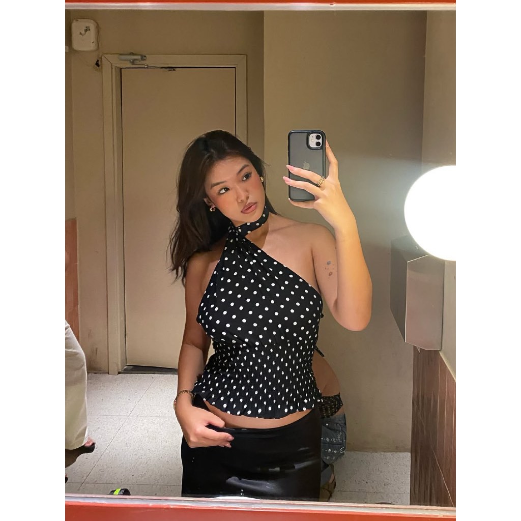 Sugar Crush - เสื้อคล้องคอลายจุดเปิดไหล่จับจีบเอว - เสื้อ Nina