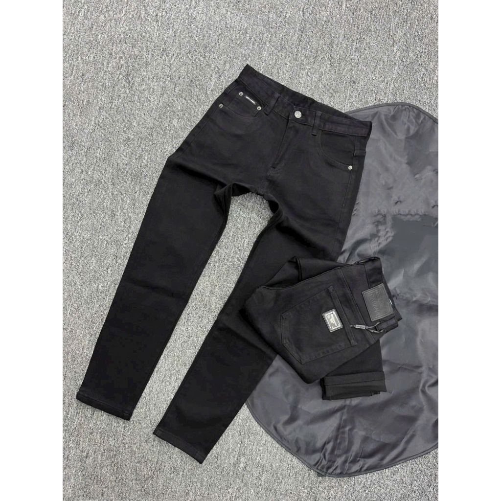 กางเกงยีนส์ผู้ชาย De Ga สีดําธรรมดาป้ายโลโก้พื้นฐานกระเป๋าด้านหลังกระจก + ป้ายหนัง Polite ทรงผอมมาตร