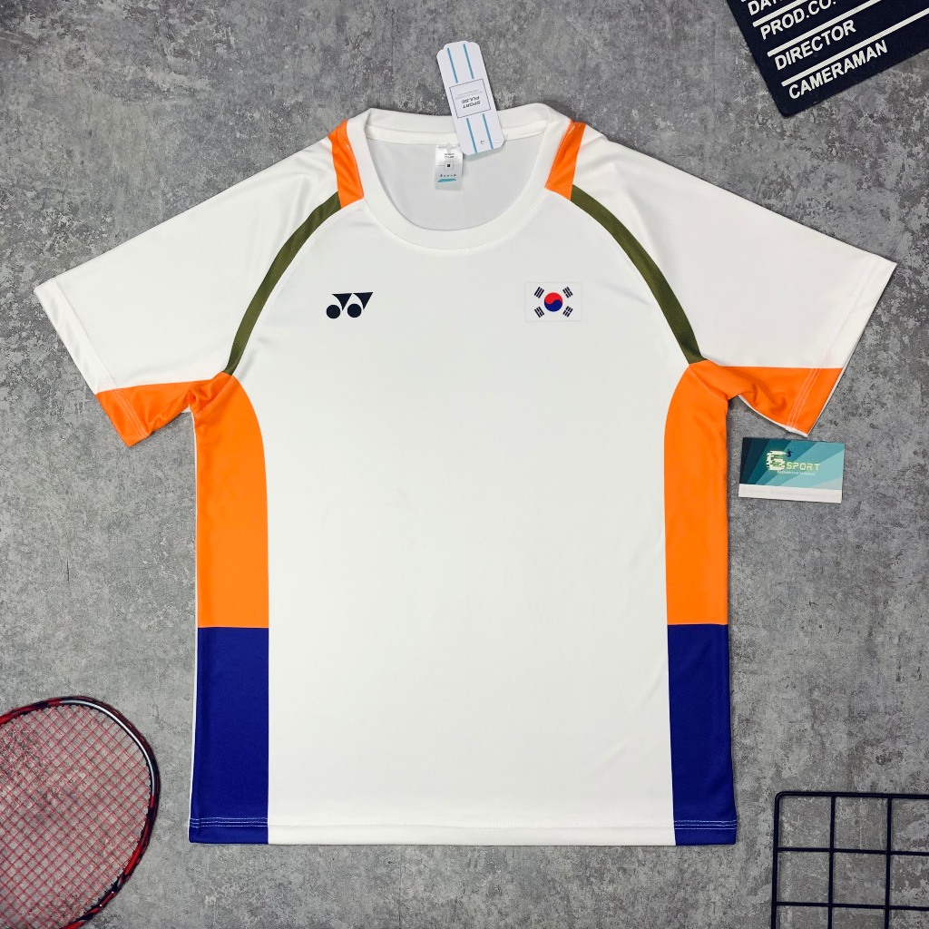 โยเน็กซ์ เสื้อแบดมินตันทีมชาติเกาหลีสีขาวและสีส้มเสื้อแข่งขันมืออาชีพ 2025 ฤดูกาล