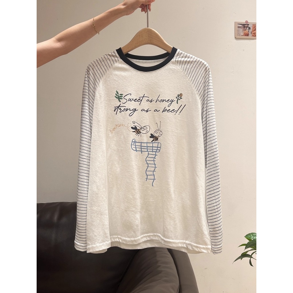 เสื้อยืดแขนยาวบุคลิกภาพของผู้หญิงพิมพ์ลายฤดูใบไม้ร่วงลําลองลายหลวมพร้อม BEE SWEET AS HONEY - NEONVN 