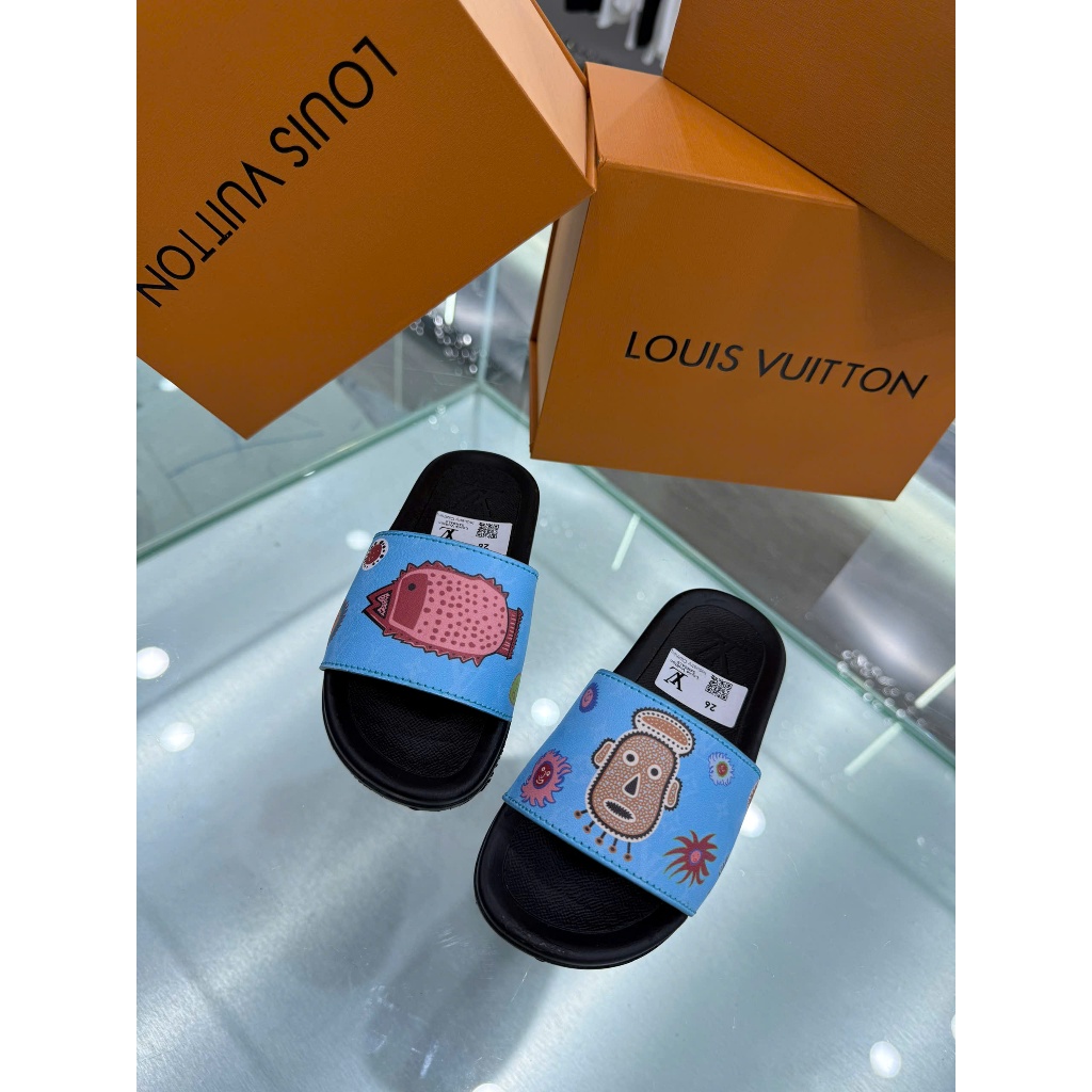 LV เลเวล รองเท้าแตะเด็กลายนูน ฮอตเทรนด์ 2025 สําหรับเด็กชายและเด็กหญิง