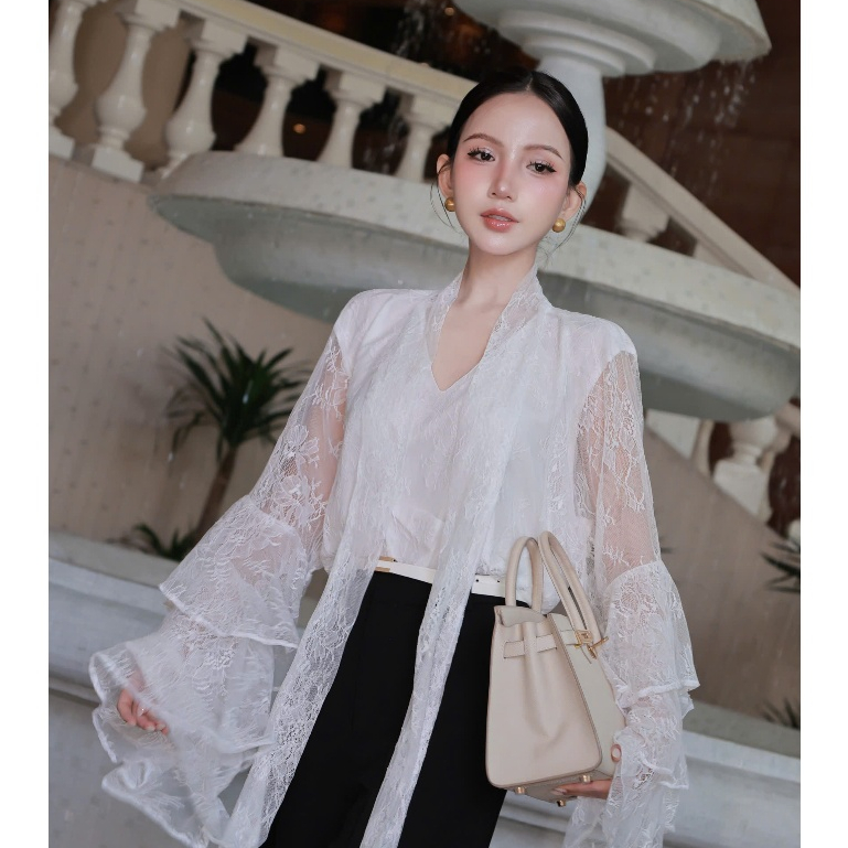 เสื้อลูกไม้สีขาว แขนบาน คอโบว์เป็นชั้นพร้อมซับในผ้าไหมภายใน Freesize CHM