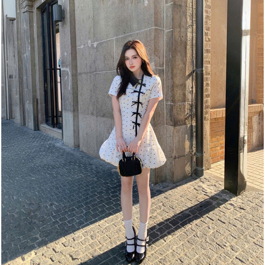 เดรสผ้าไหมผู้หญิงสุดฮอตพร้อมโบว์น้อย motifs เดรสคอ offset slized แขนสั้นและโบว์บานมีซับใน - SHOPNGÔ