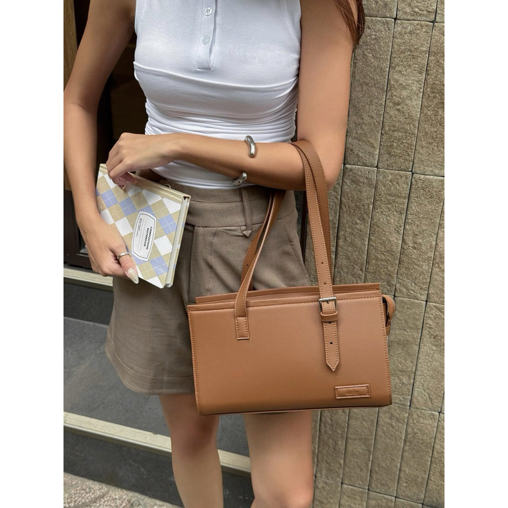 Ami Microfiber Leather กระเป๋าสะพายทรงสี่เหลี่ยมเรียบหรู - กระเป๋าสะพาย AMI DARBY