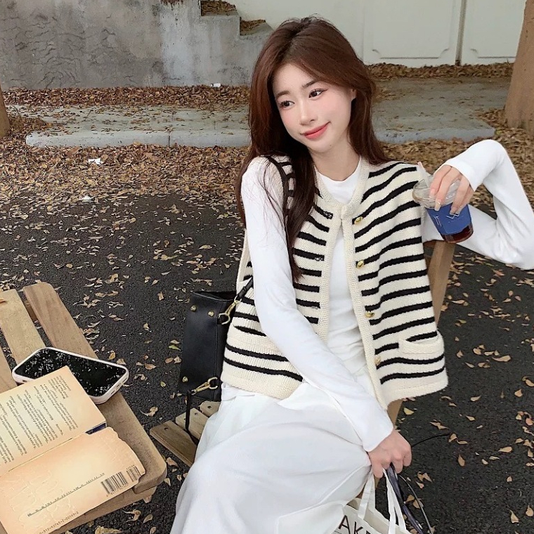 เสื้อกั๊กไหมพรมลายทางขาวดําสไตล์วินเทจผู้หญิง 24Feb.Studio KAH41