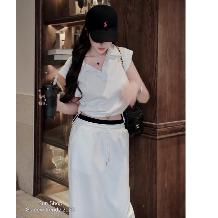 ชุดเข้าเซ็ทผู้หญิงชุดดีไซน์ MPB พร้อมเสื้อครอปรักแร้และคอปกเปิดลงผสมกับกระโปรงแม็กซี่น่ารัก ถาม284