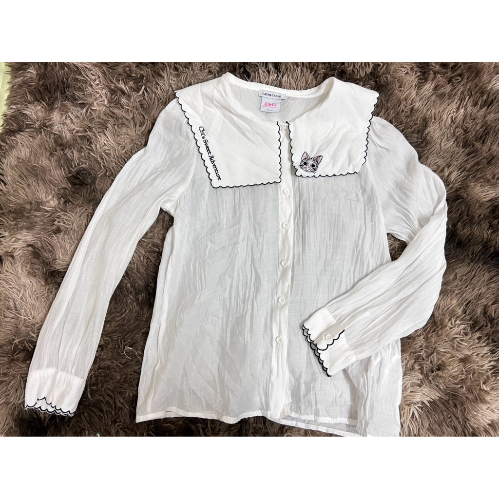 [พาส] เสื้อคอปกผ้าไหม CACHE CHIS ปักลายตัวอักษรและปักแมวเลดี้เหมือน