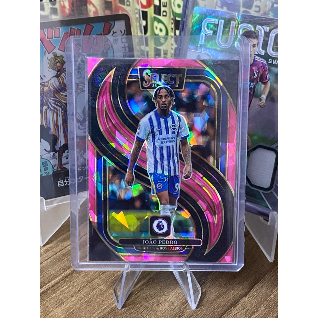 เชลซี [DEAL HOT WARRIOR!] Joao Pedo Panini Select Premier League 2025 Player Card สีชมพู Mojo Mezzar