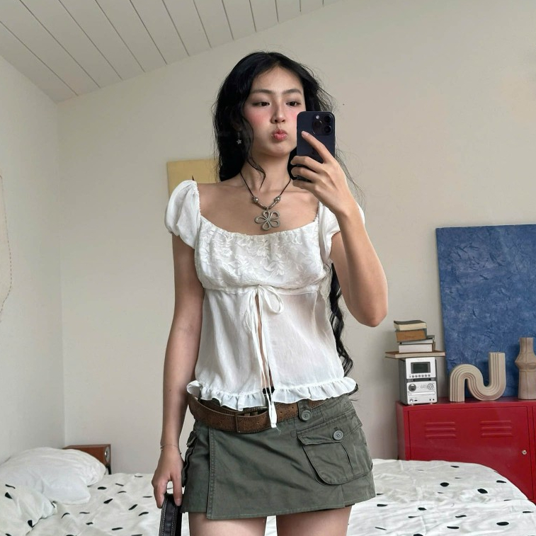 Moodie - SOFIA TOP | เสื้อเบลาส์แขนพัฟลูกไม้ร่องของผู้หญิง