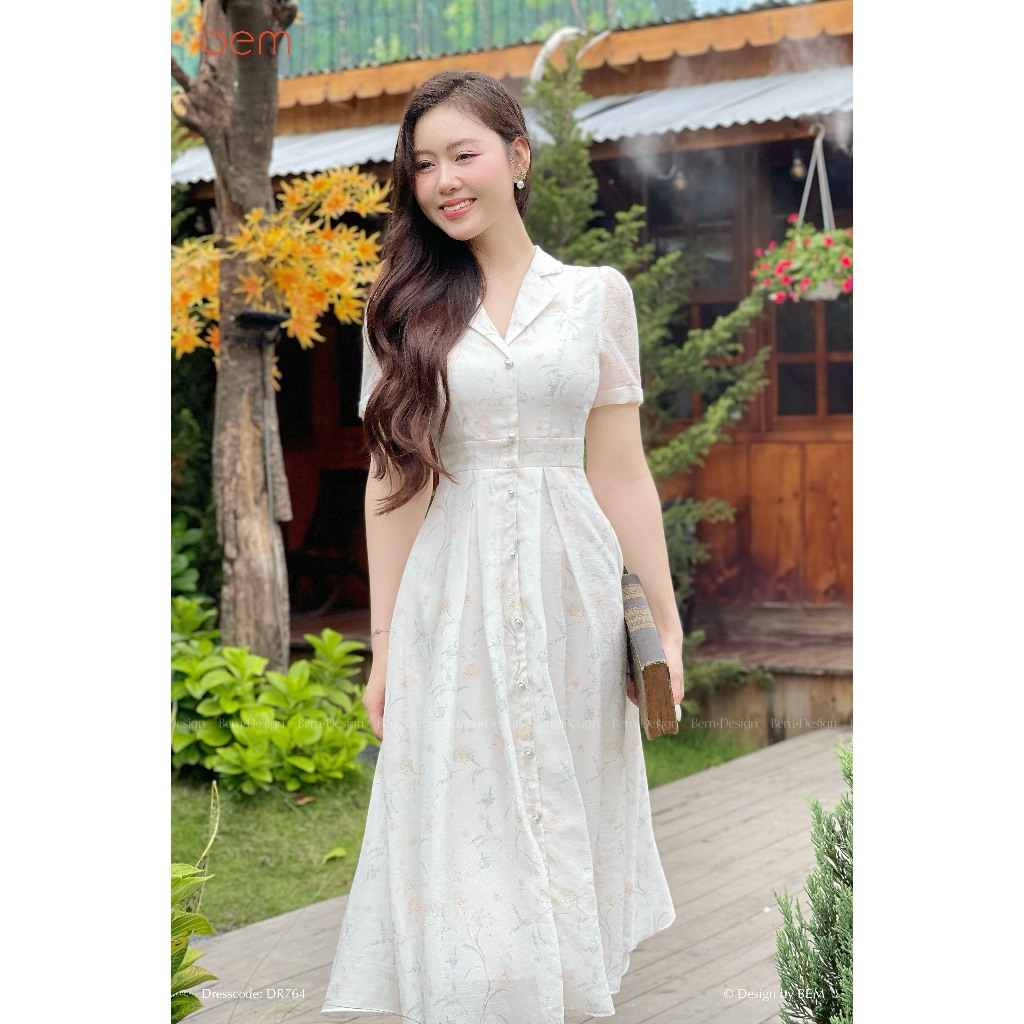 BEM Design เดรสลายดอกไม้สีขาวพร้อมเสื้อกั๊กคอปกและทรง Midi ขาบาน (DR764)