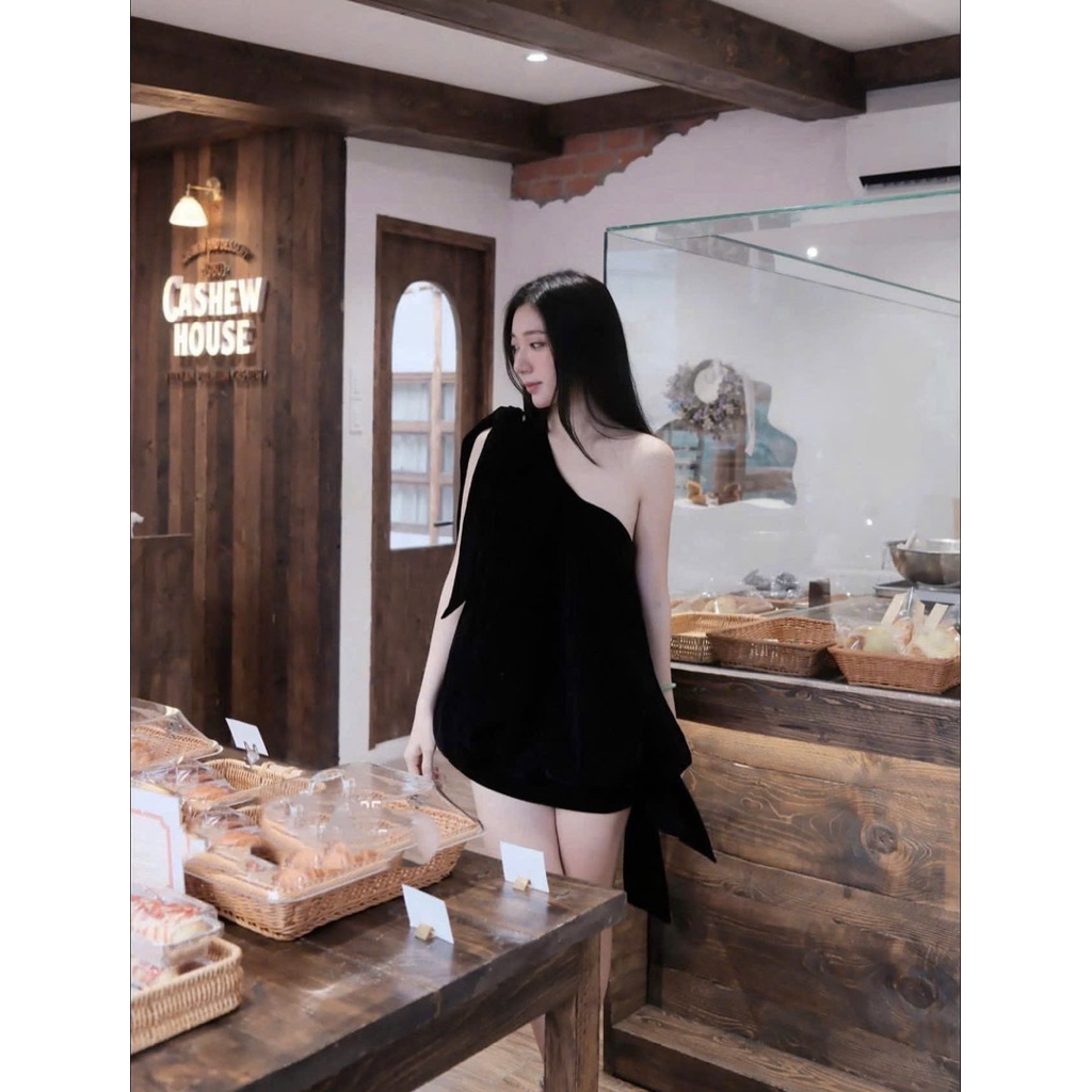 Bunny.store•(Ready) ชุดเดรสกํามะหยี่เปิดไหล่ผูกโบว์ทรงสควอช