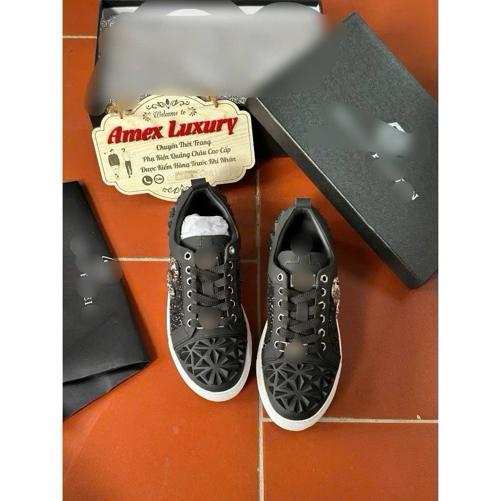 "รองเท้าสีดําลูกปัดหน้าปีศาจเงินตัวอักษรสลักพื้นชาร์ปที่สุด เข็มขัด QC ของแท้ Full Box ซื้อเลยก่อนหม