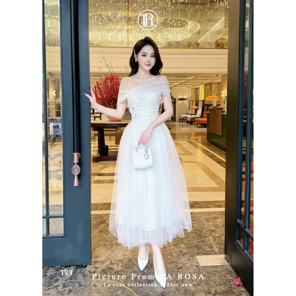 LA ROSA ชุดเดรสสีขาวเปิดไหล่ยาวสําหรับงานปาร์ตี้และงานแต่งงานลูกไม้ตาข่ายหินคุณภาพสูง T98-SX