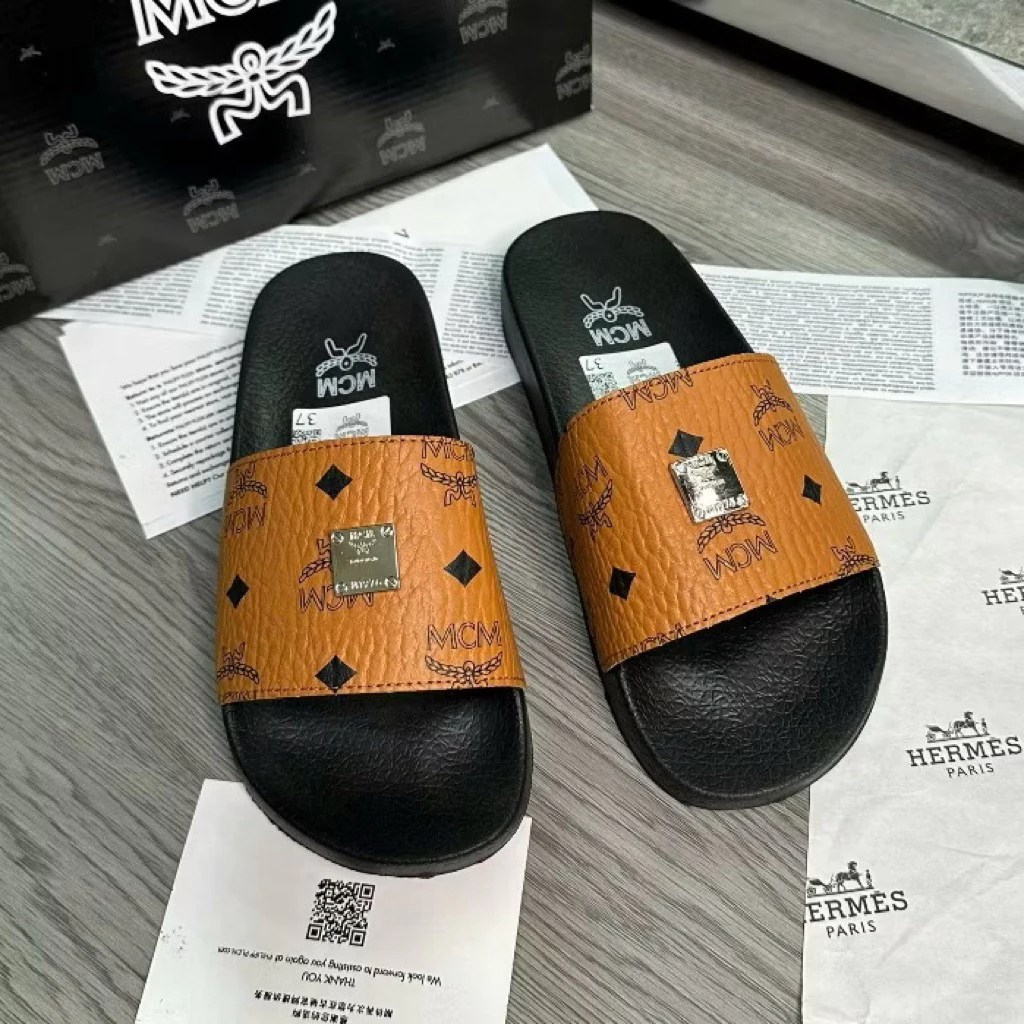 Mm qoa รองเท้าแตะหนังพิมพ์ลายเรียบง่ายและโลโก้ TAG สวยมาก 2025
