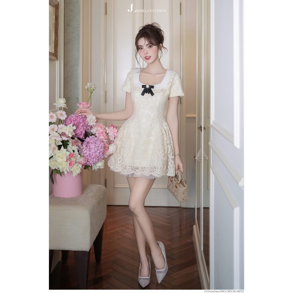 The Shilla-Rosie.P96C4(FB ชุดเดรสดีไซน์เนอร์ครีมคอเหลี่ยมลูกไม้หรูหรา250808NHITO14B)