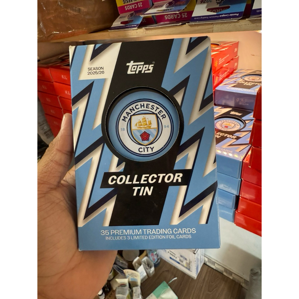 [ Manchester City Collector Tin ] Topps Man City Fan Set Tin Box ประกอบด้วย Man City Club Player Car