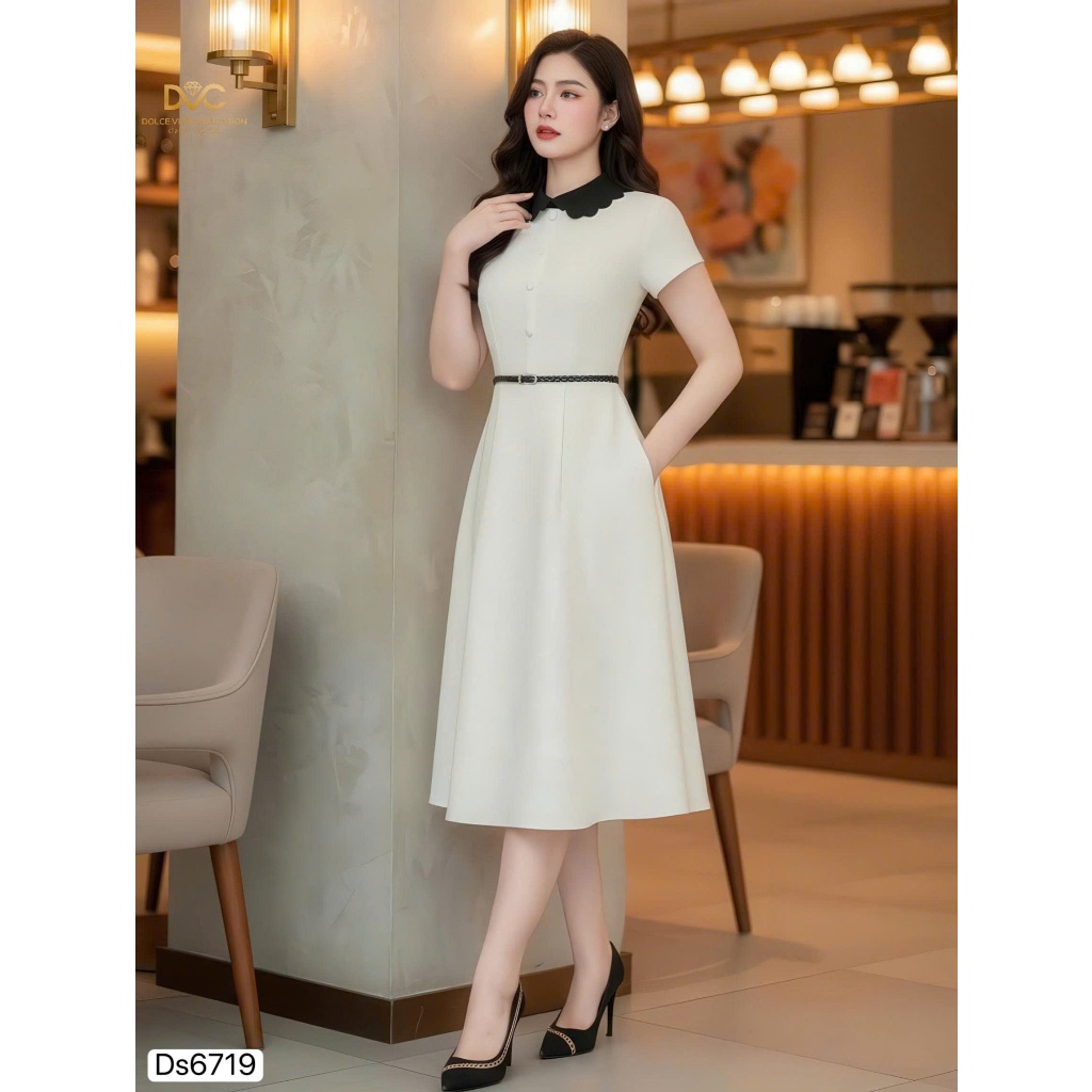 DS6719 - เดรสขาบานสีครีมคอปกบัวสีดํา - Dolce Viva Collection (DVC/ACC)