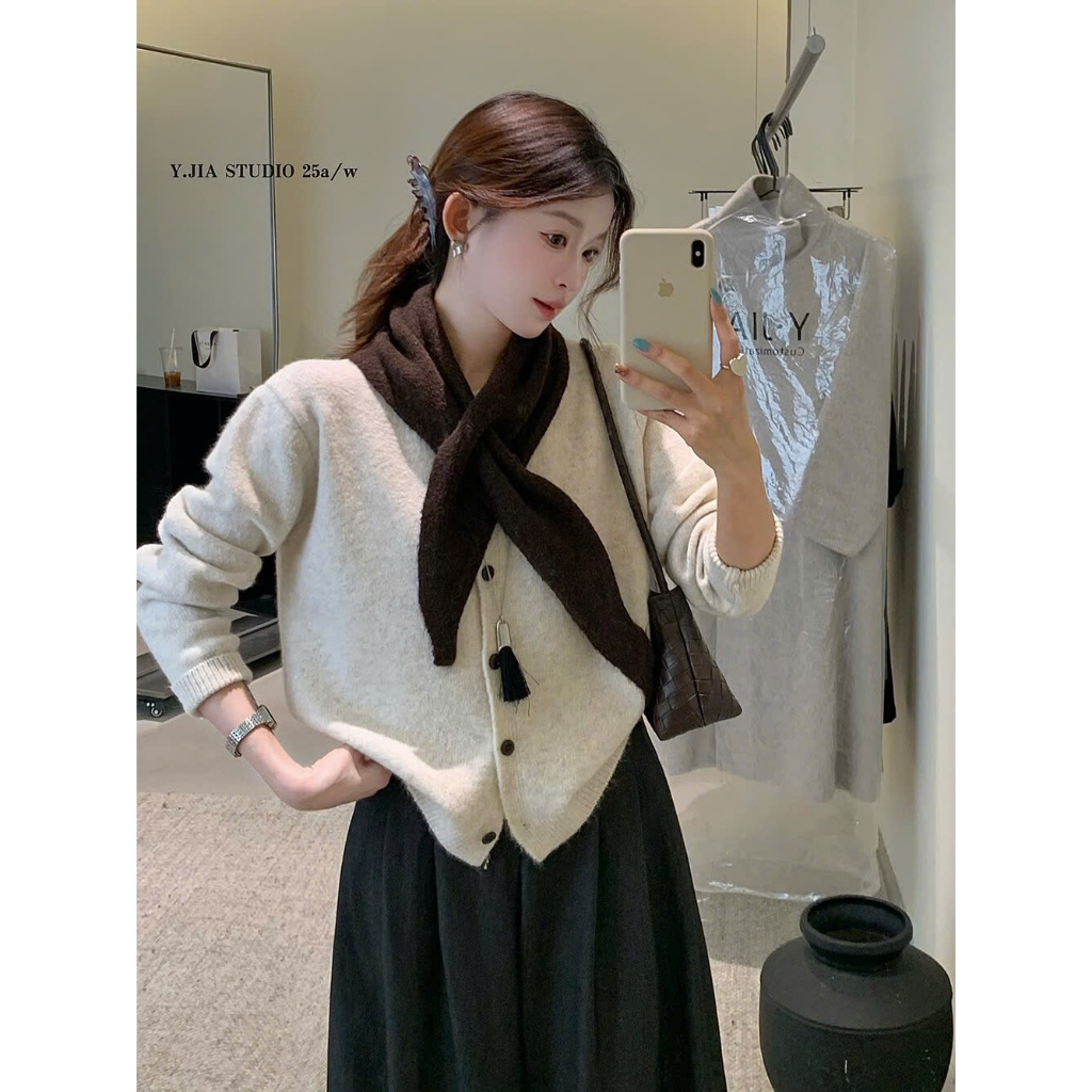 (QC.YJ Product) เสื้อคาร์ดิแกนเสื้อโค้ทขนสัตว์ถักคอกลมพร้อมอุปกรณ์เสริมผ้าพันคอ - Dalyn