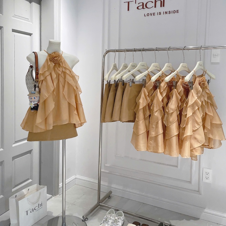 ชุดเซ็ตดีไซน์กับเสื้อคล้องคอสีน้ําตาลดอกปากเป็ดเยอะ+กระโปรง 504 - ทาจิ