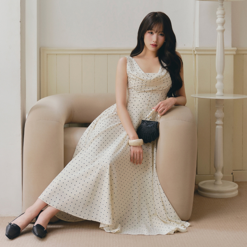 DARLING.ISM - เดรสยาวคอปกผ้าม่านลายจุด Seraphine Dress สีผ้าไหมทรายสีขาวครีม