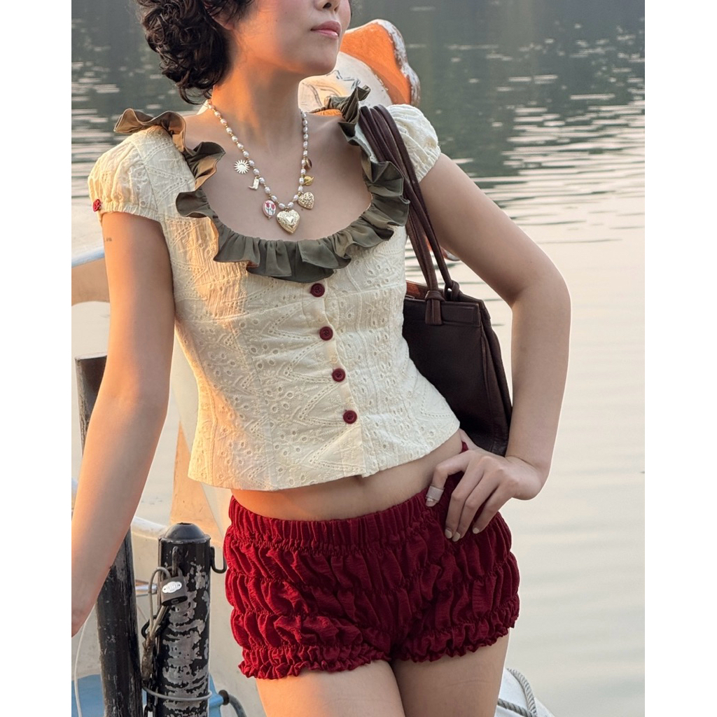 BLVM - Nha Giao Top - เสื้อคอเหลี่ยมแต่งระบายสีเขียวมะกอกในรูปแบบรัดตัว